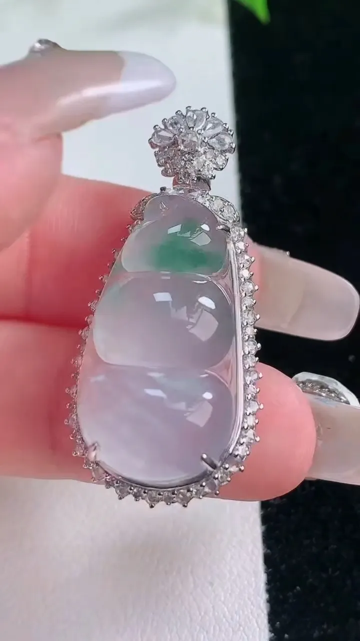 天然A货翡翠种飘花福豆吊坠，尺寸37-17.7-9.7，裸石25-13.5重量:6.20g
2月5日