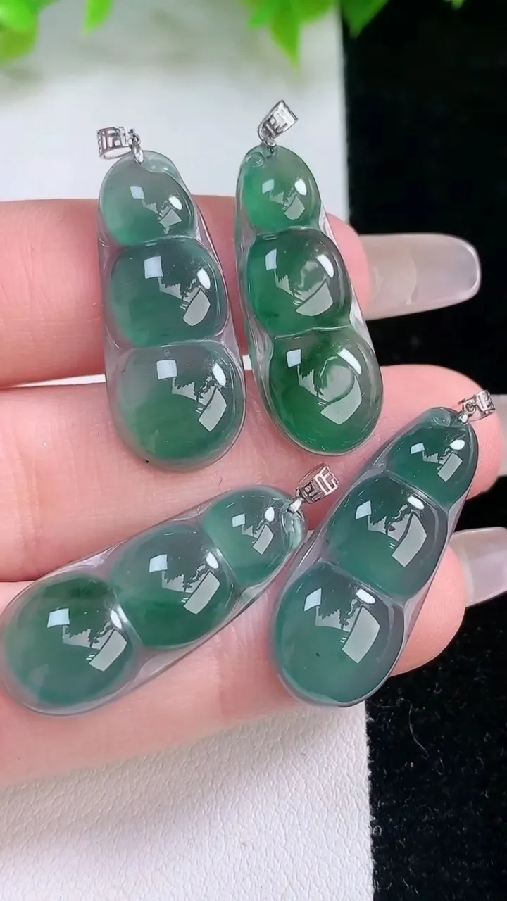 天然A货翡翠福豆吊坠一手，尺寸25.2-11.2-3.5，重量:8.15g
2月5日