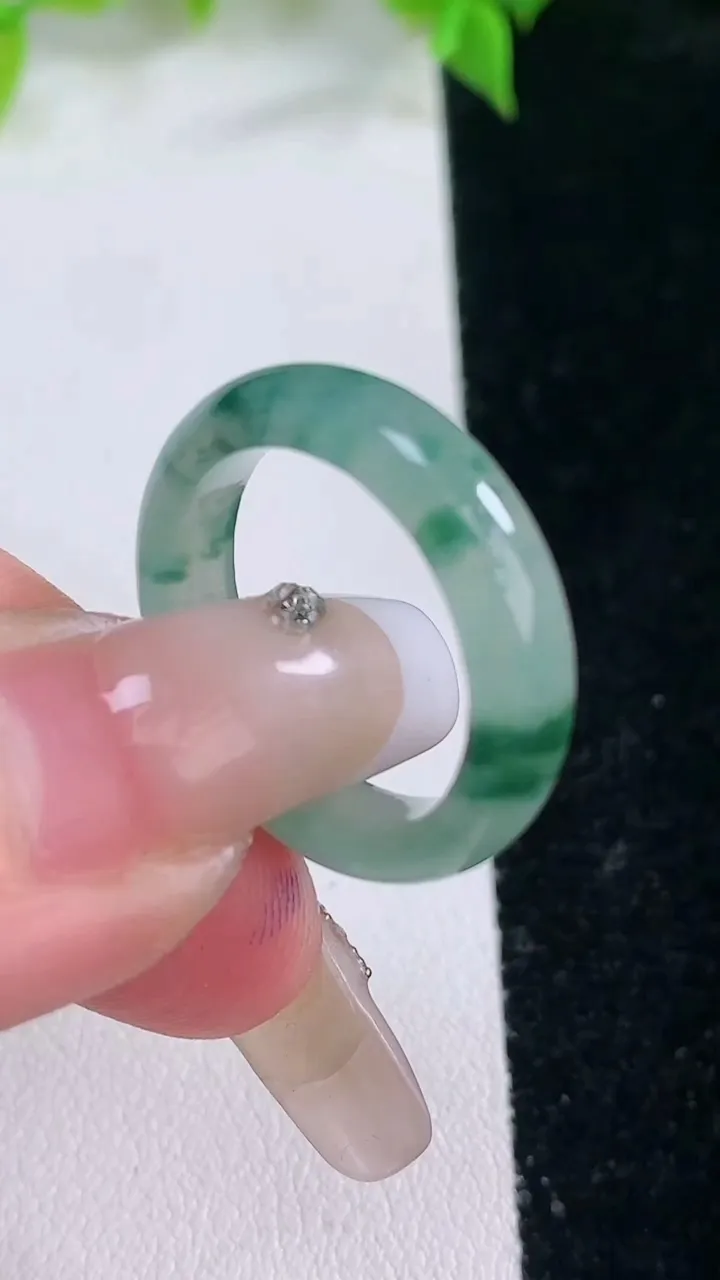 天然A货翡翠冰种飘花指环戒指，尺寸18-5-3，重量:3.36g2026年2月5日
工厂直销收藏佳品