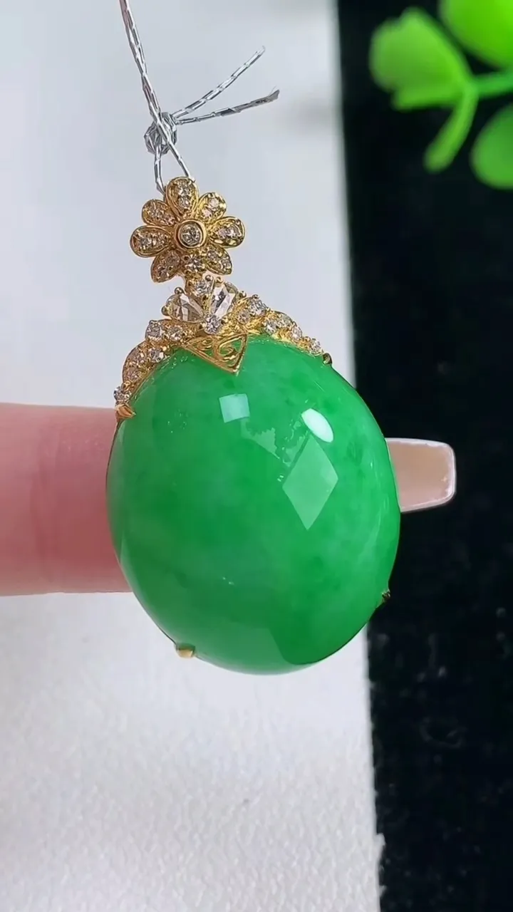 天然A货翡翠蛋面吊坠，尺寸32.7-22.2-18.5-10.8，重量:9.11g
2月5日