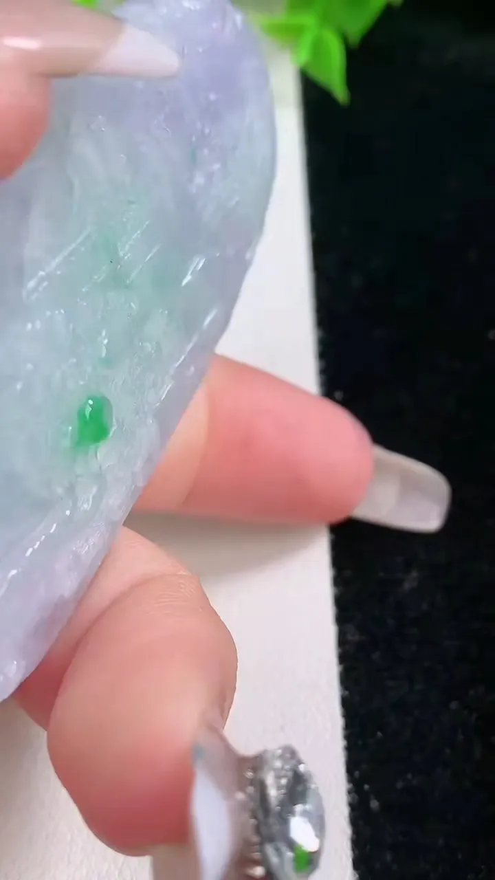 天然A货翡翠春带彩紫罗兰山水牌吊坠，尺寸69.2-37.3-10.8，重量:61.10g
2月5日