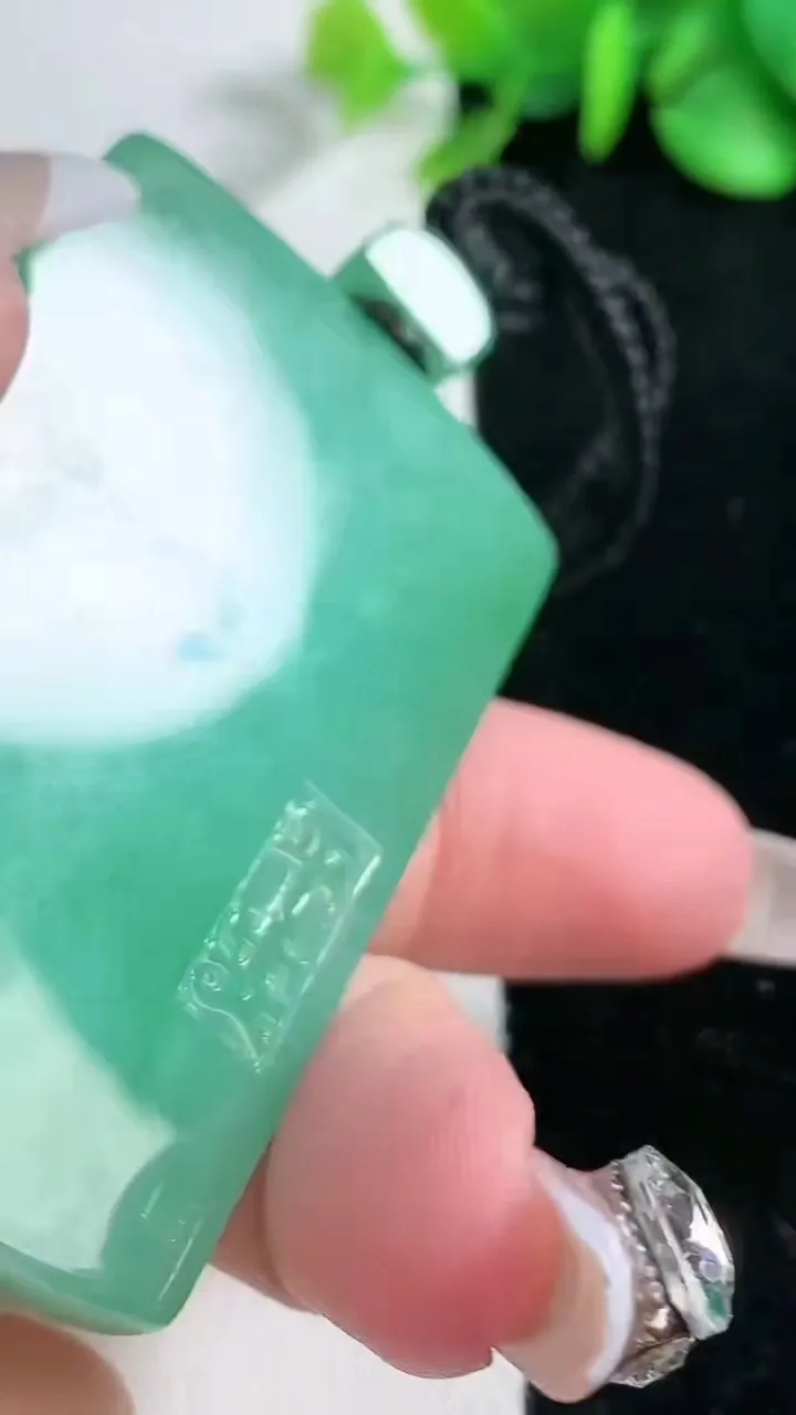 天然A货翡翠仿古无事牌吊坠，尺寸56.2-37.4-6.5，重量:43.52g
2月5日