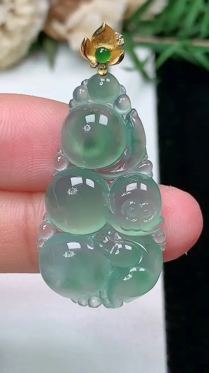 天然A货翡翠飘花生肖猴吊坠，尺寸31.8-17.8-4.6，重量:3.78g
2月5日