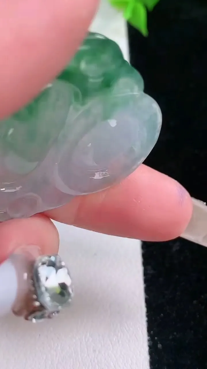 天然A货翡翠种飘花佛公吊坠，尺寸33.2-37-7，重量:12.67g
2月5日