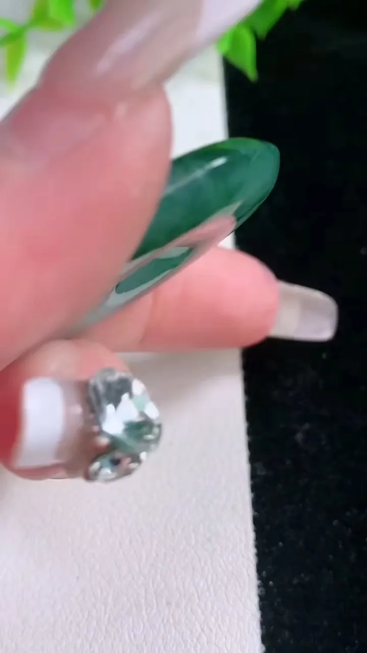 天然A货翡翠种飘花平安扣吊坠，尺寸34.8-5.5，重量:15.88g
2月5日