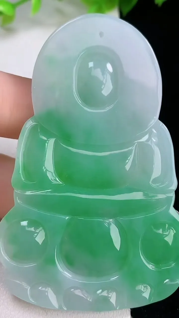 天然A货翡翠观音菩萨吊坠，尺寸71.5-46-6.2，重量:38.45g
2月5日