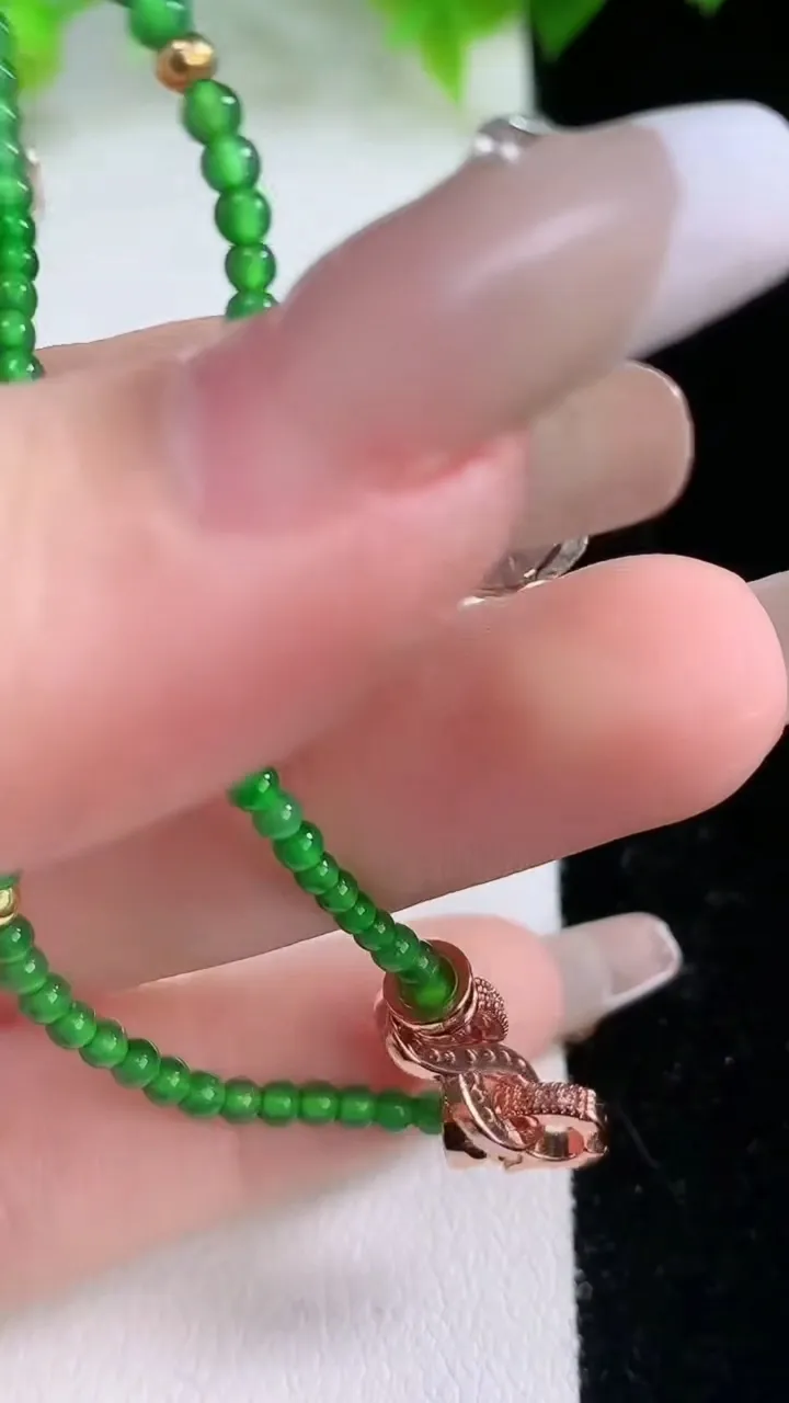 天然A货翡翠小米珠手串，尺寸2.3，重量:4.83g2月5日
工厂直销收藏佳品,种好水足，色泽均匀，有种有色，上手高大气！