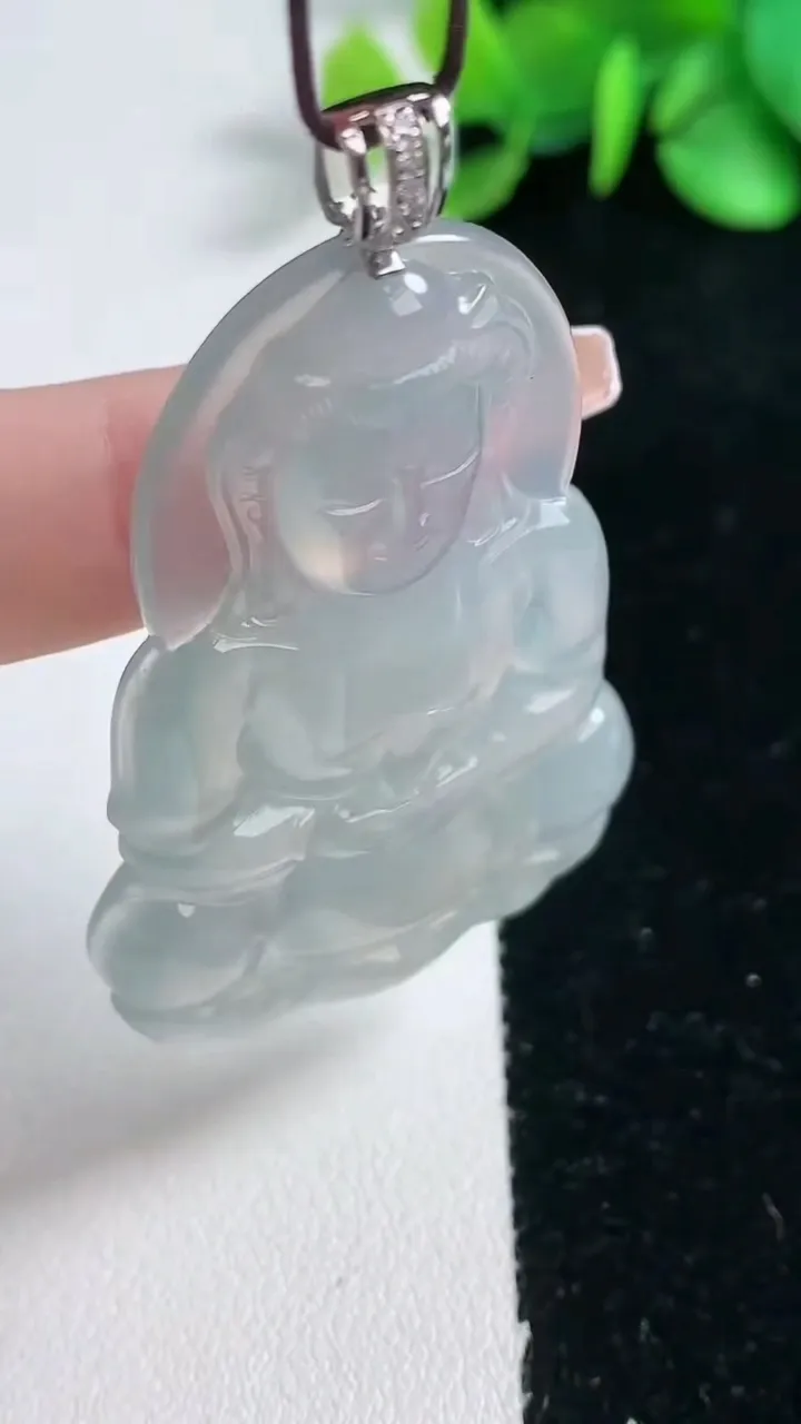 天然A货翡翠种白冰观音菩萨吊坠，尺寸56.5-35.4-5.4，重量:18.65g
2月5日