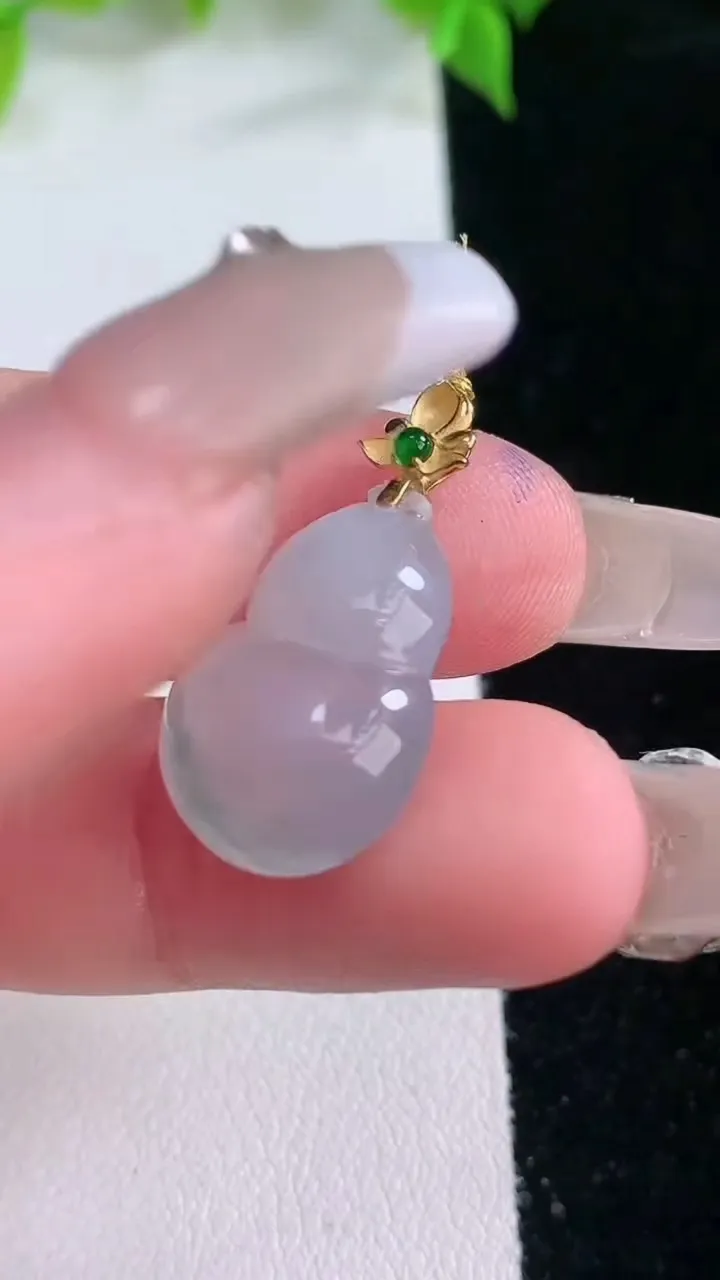 天然A货翡翠种飘花葫芦吊坠，尺寸18-14-5.8，重量:2.78g
2月5日