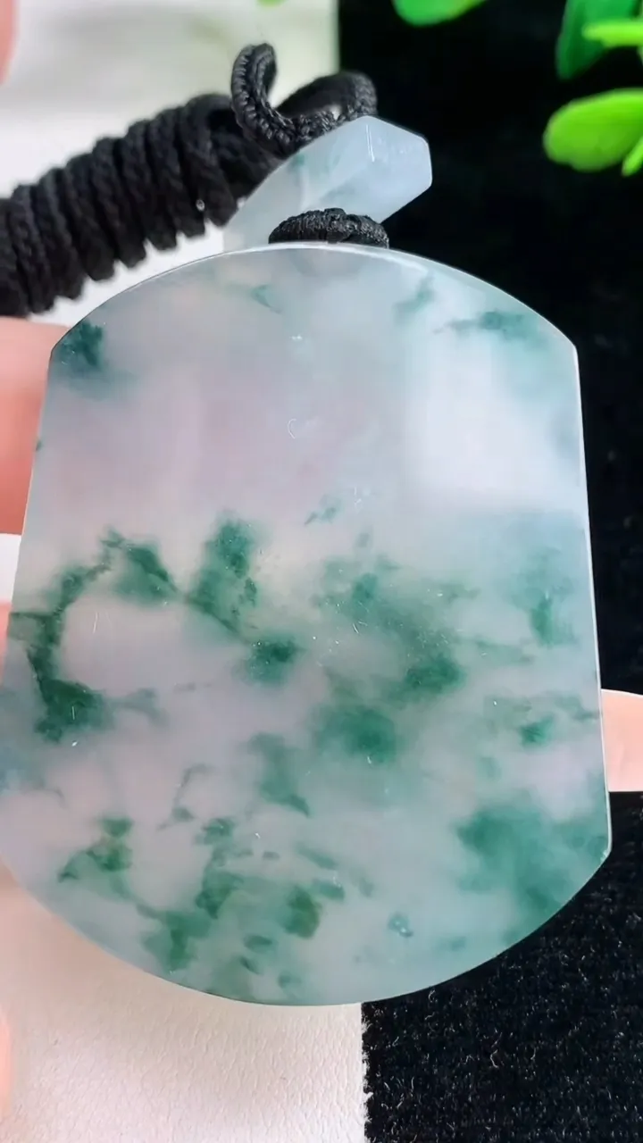 天然A货翡翠种飘花无事牌吊坠，尺寸53-42-5.7，重量:42.12g
2月5日