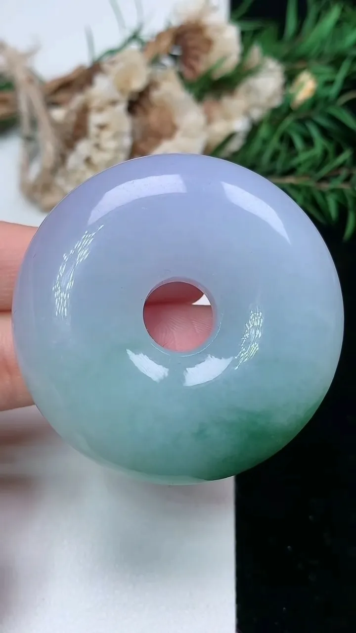 天然A货翡翠平安扣吊坠，尺寸47.8-13.2，重量:60.00g
2月5日