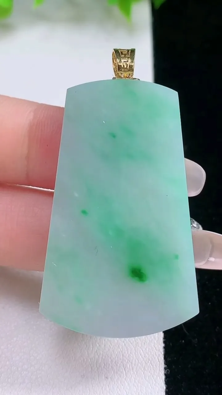 天然A货翡翠无事牌吊坠，尺寸44.7-28-3.6，重量:13.04g
2月5日