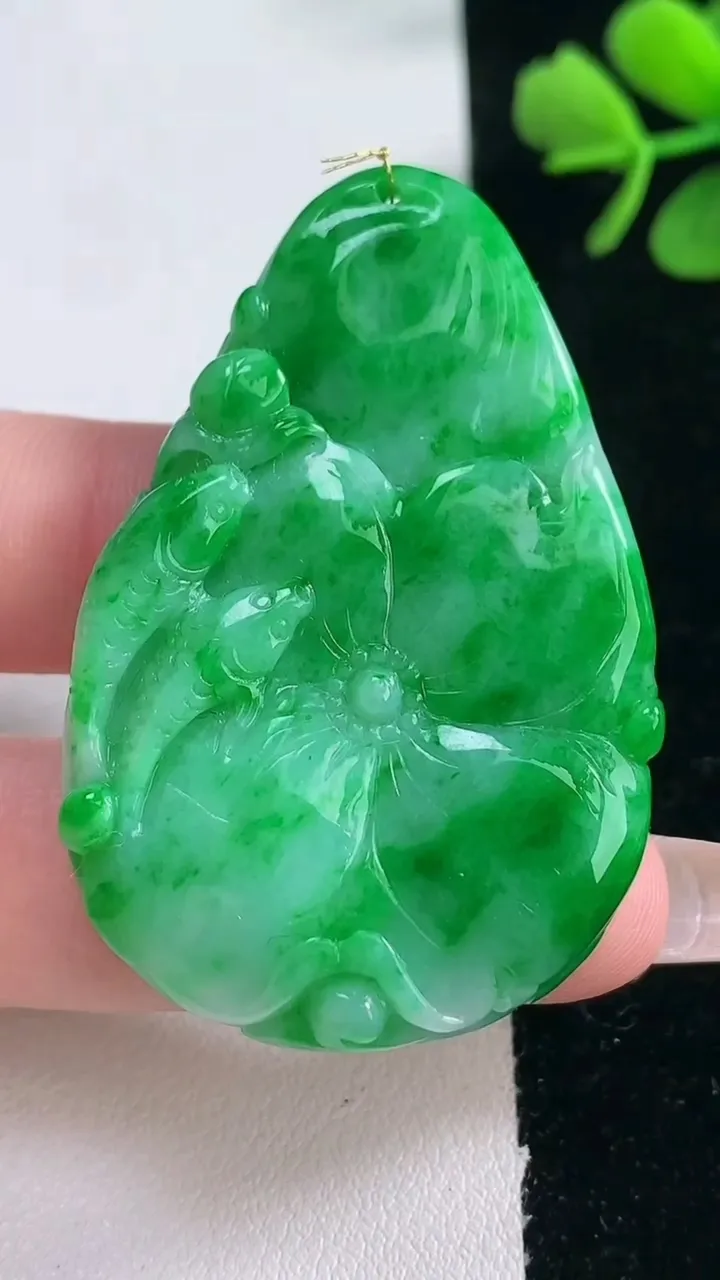 天然A货翡翠年年有余吊坠，尺寸50.2-32.4-7.9，重量:23.10g
2月5日