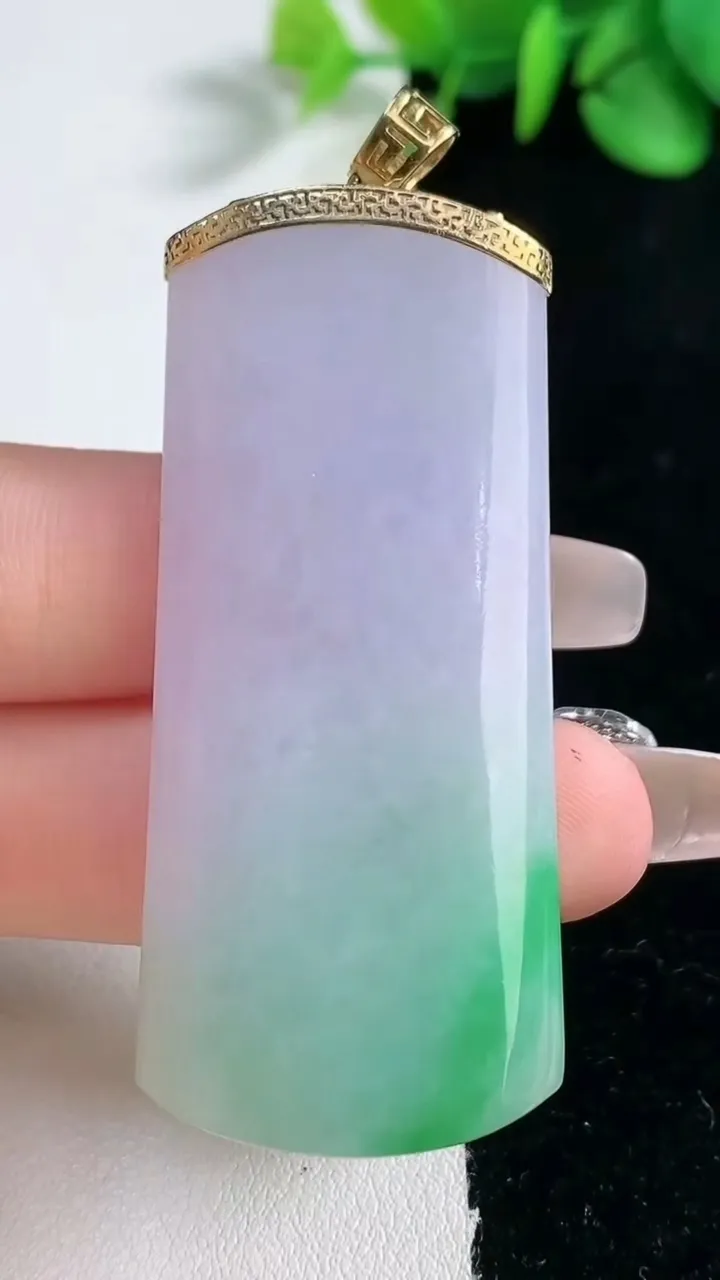 天然A货翡翠无事牌吊坠，尺寸56.2-24.5-6.4，重量:24.98g
2月5日