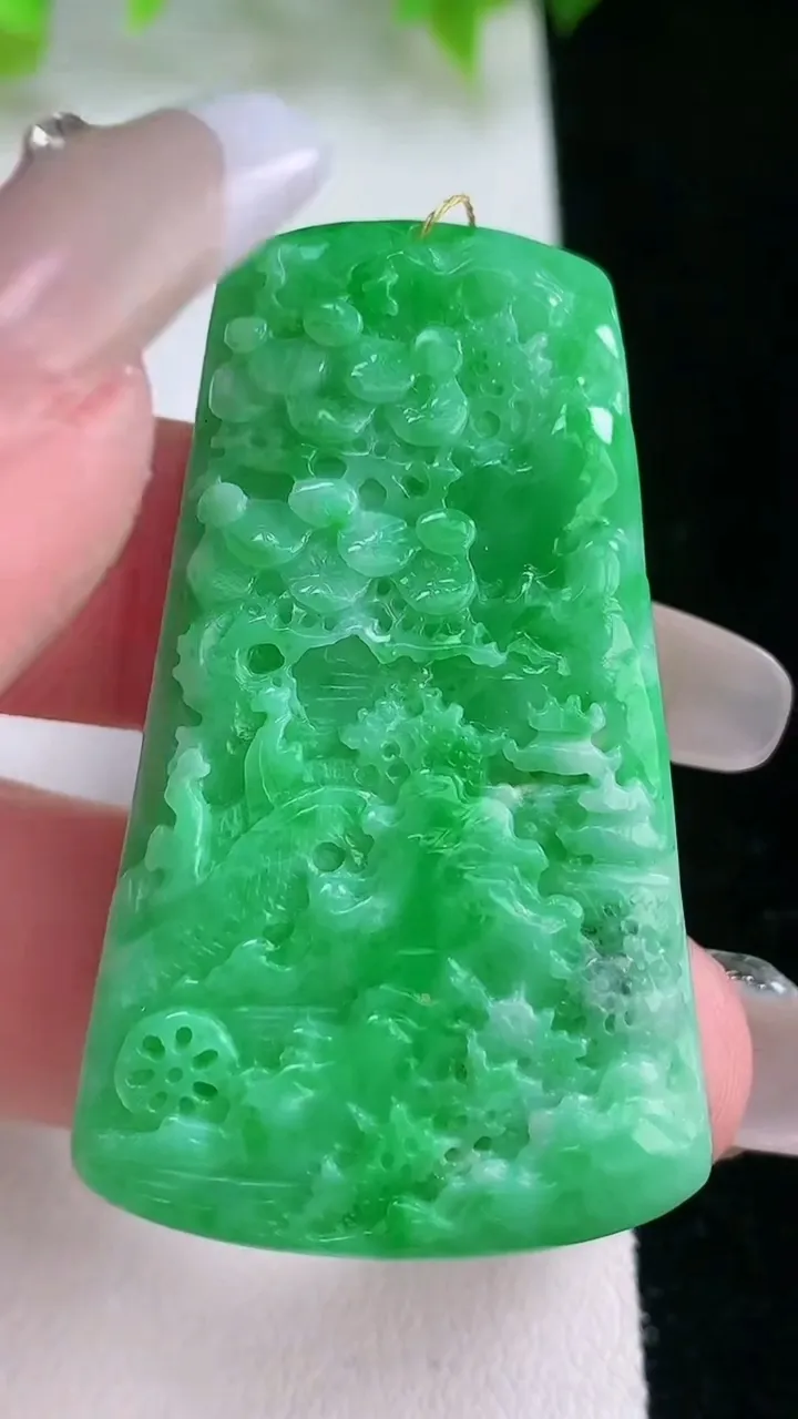 天然A货翡翠山水牌吊坠，尺寸47-27.6-5.2，重量:16.09g
2月5日