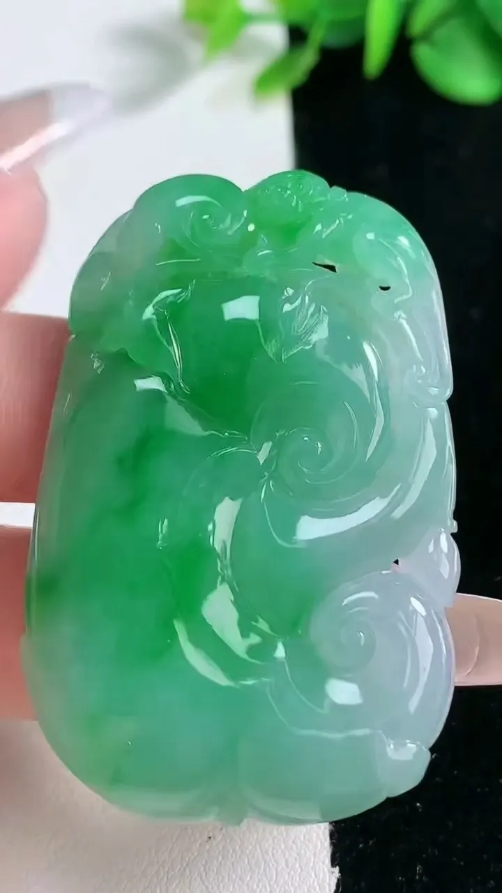 天然A货翡翠如意吊坠，尺寸52.3-33.6-6.8，重量:26.40g
2月5日