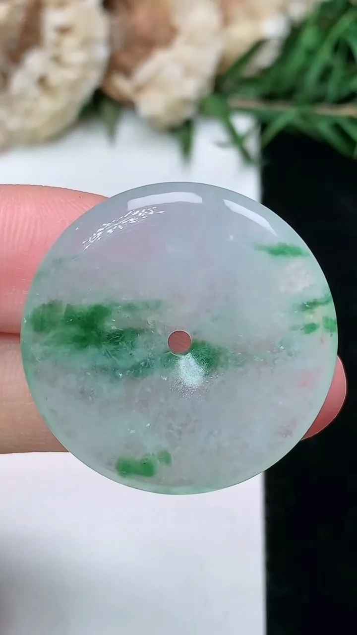 天然A货翡翠飘花平安扣吊坠，尺寸28-4.6，重量:7.86g
2月5日