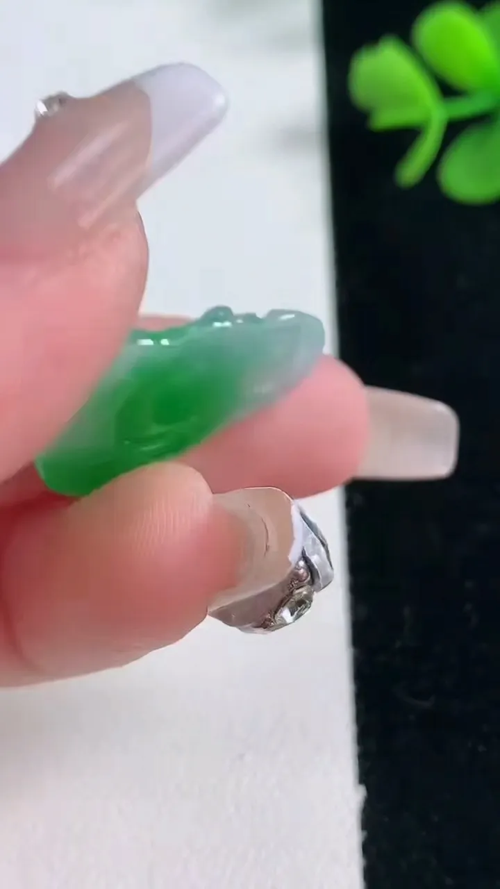 天然A货翡翠财神爷吊坠，尺寸24-16.7-4.3，重量:2.94g
2月5日