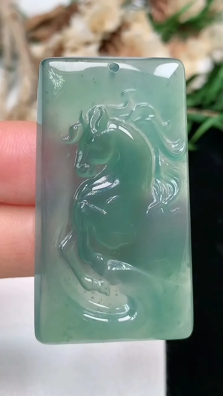 天然A货翡翠蓝水生肖马牌吊坠，尺寸44.9-25.5-4.9，重量:13.87g
2月5日