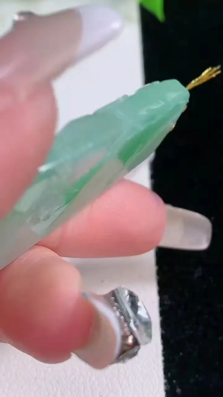 天然A货翡翠山水牌吊坠，尺寸42-24.2-5.8，重量:15.03g
2月5日