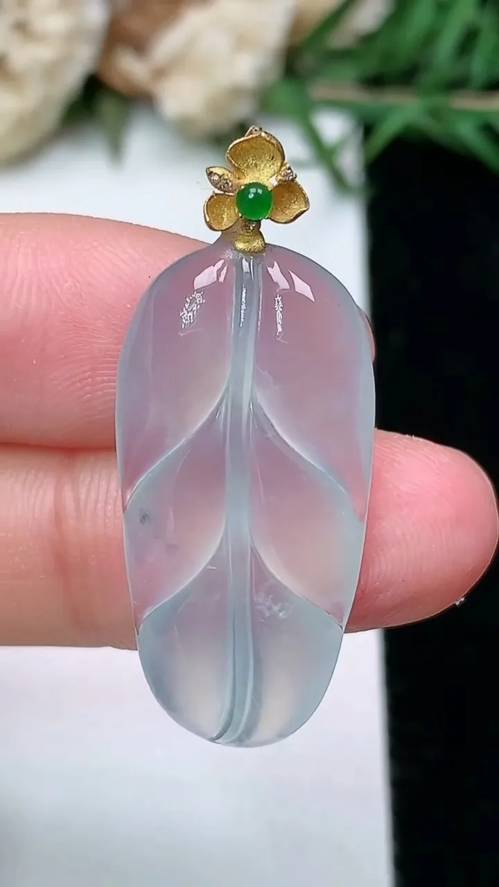 天然A货翡翠白冰金枝玉叶 叶子吊坠，尺寸27.5-14.3-4.5，重量:3.47g
2月5日