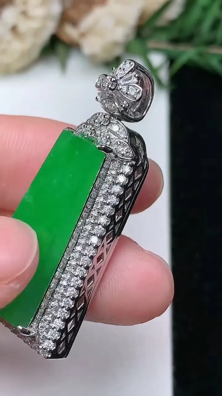 天然A货翡翠无事牌吊坠，尺寸38.7-15.6-9.9，裸石24.3-10.4，重量:9.34g
2月5日