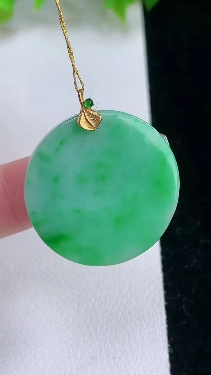 天然A货翡翠无事牌吊坠，尺寸27.3-3.4，重量:7.16g
2月5日