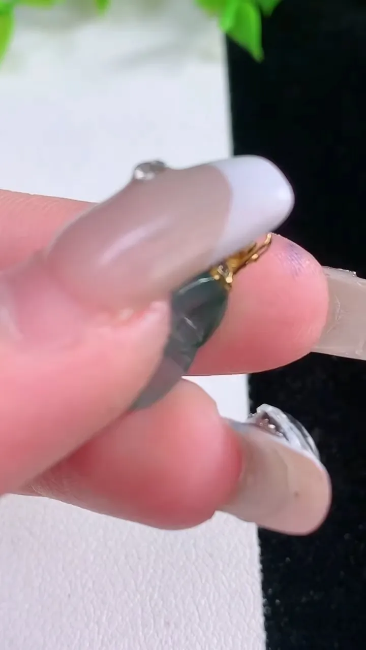 天然A货翡翠种飘花葫芦吊坠，尺寸13.6-10-5.6，重量:1.58g
2月5日