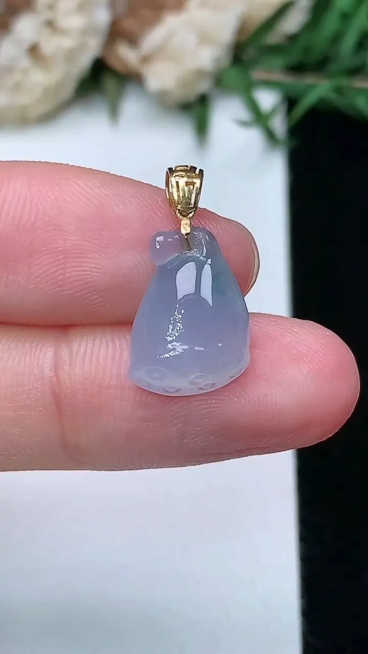 天然A货翡翠紫罗兰 飘花莲蓬吊坠，尺寸13-9.8-5.7，重量:1.40g
2月5日