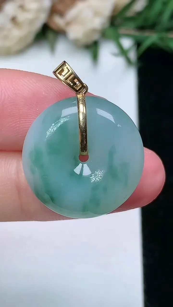 天然A货翡翠k金飘花平安扣吊坠，尺寸19.4-6，重量:4.66g
2月5日