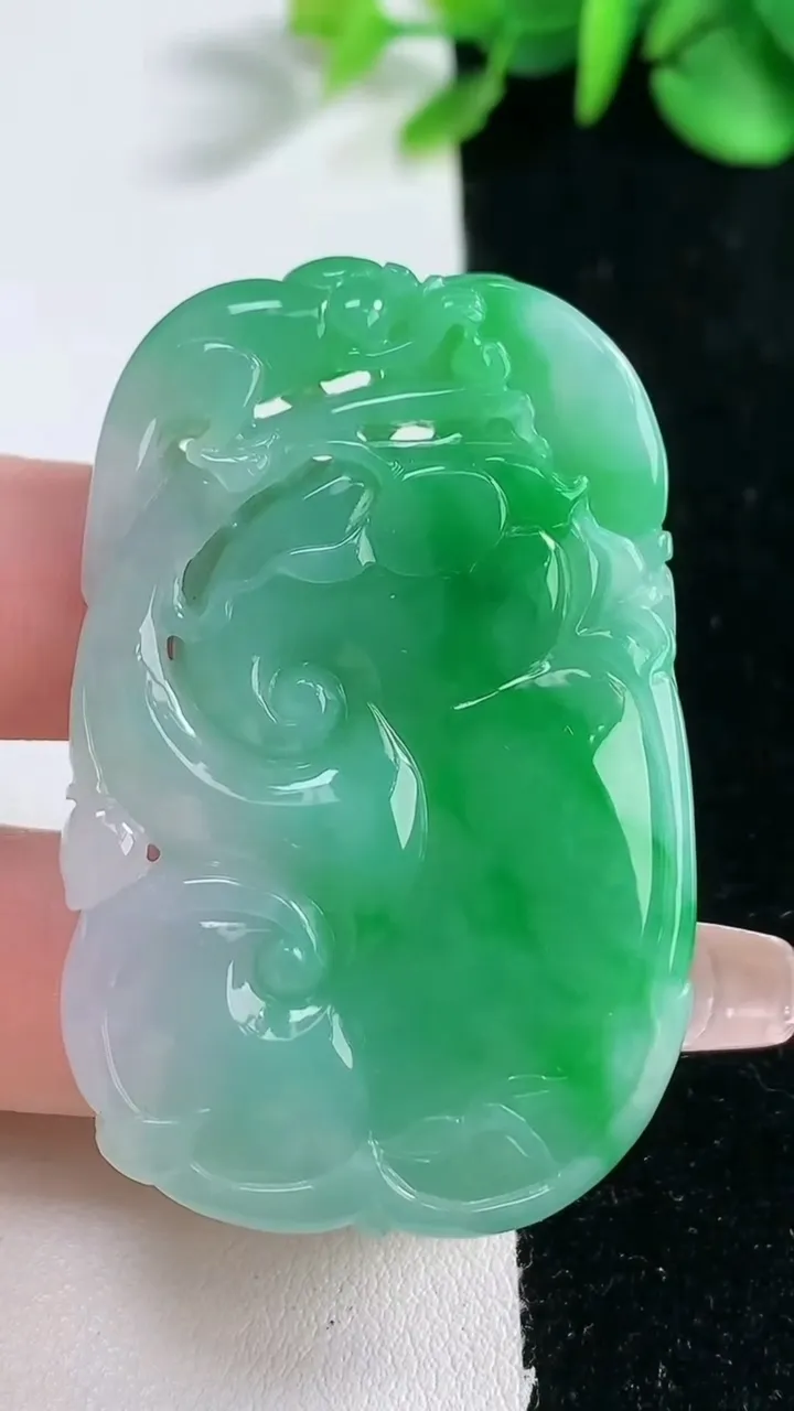 天然A货翡翠如意吊坠，尺寸52.3-33.6-6.8，重量:26.40g
2月5日