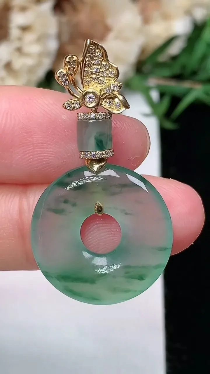 天然A货翡翠飘花平安环吊坠，尺寸19-3.6，重量:3.82g
2月5日