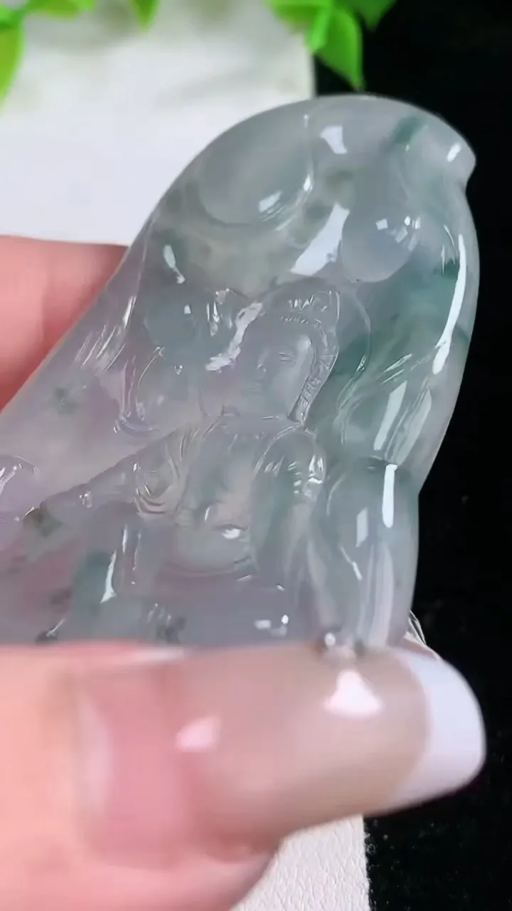 天然A货翡翠种飘花观音菩萨吊坠，尺寸67.4-41.6-4.8，重量:27.29g
2月5日