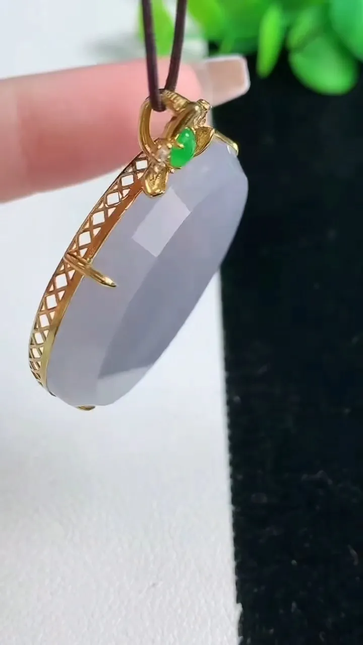 天然A货翡翠18K金紫罗兰无事牌吊坠，尺寸32.7-7.3，重量:14.29g
2月5日