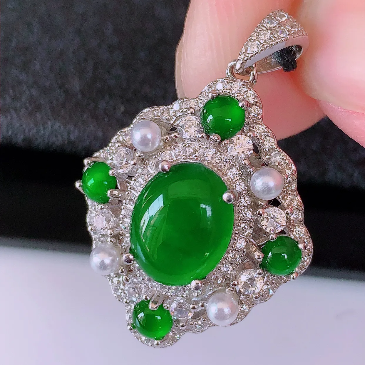 冰透满绿翡翠925银镶嵌吊坠，自然光实拍，翠色灵动，颜色漂亮，种老水足，品相佳，佩戴佳品！#97.25整体29.5*20*9裸石10*8