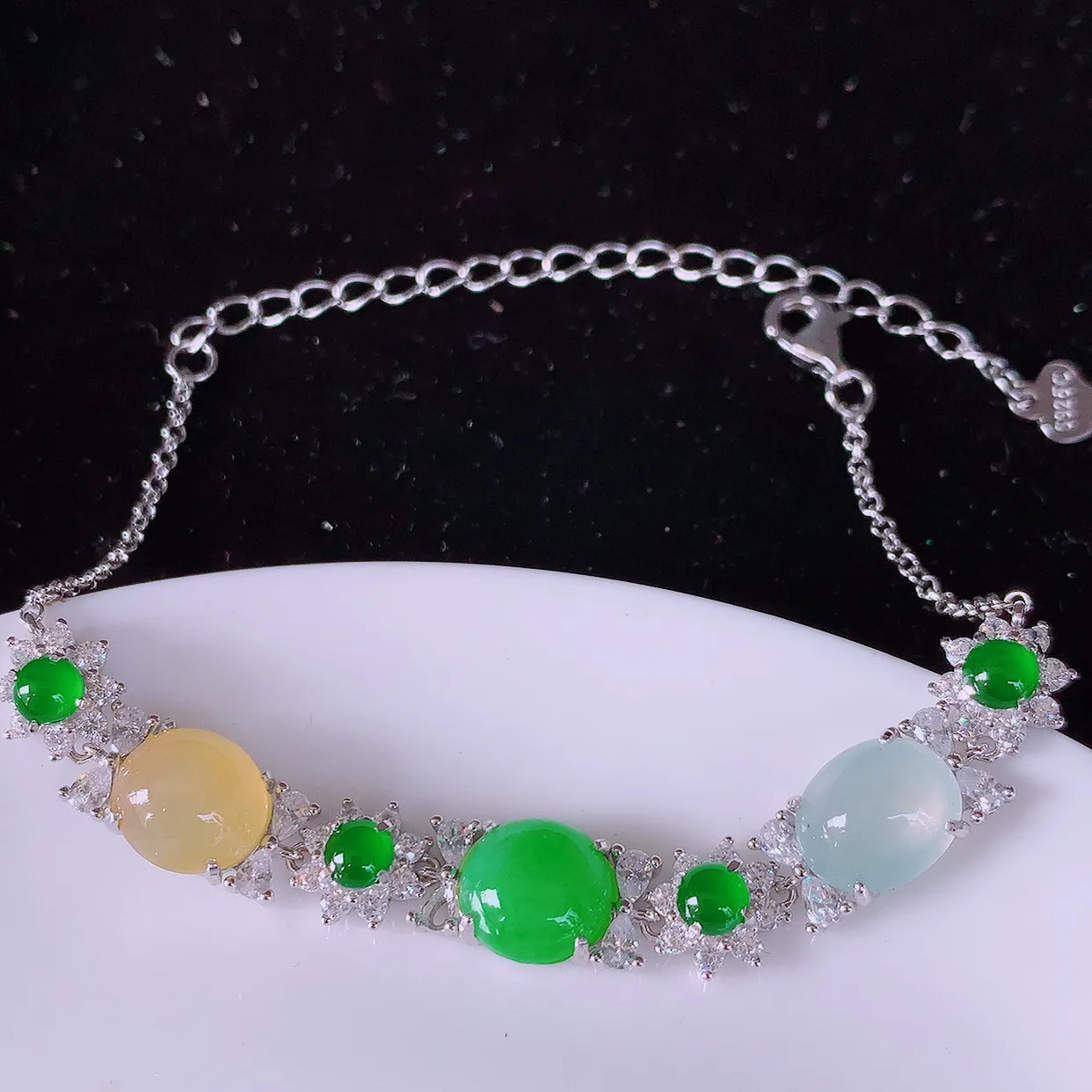 冰透三彩翡翠925银镶嵌手链，自然光实拍，翠色灵动，颜色漂亮，种老水足，品相佳，佩戴佳品！#97.28取一整体13.8-8-5.8裸石8.5*8