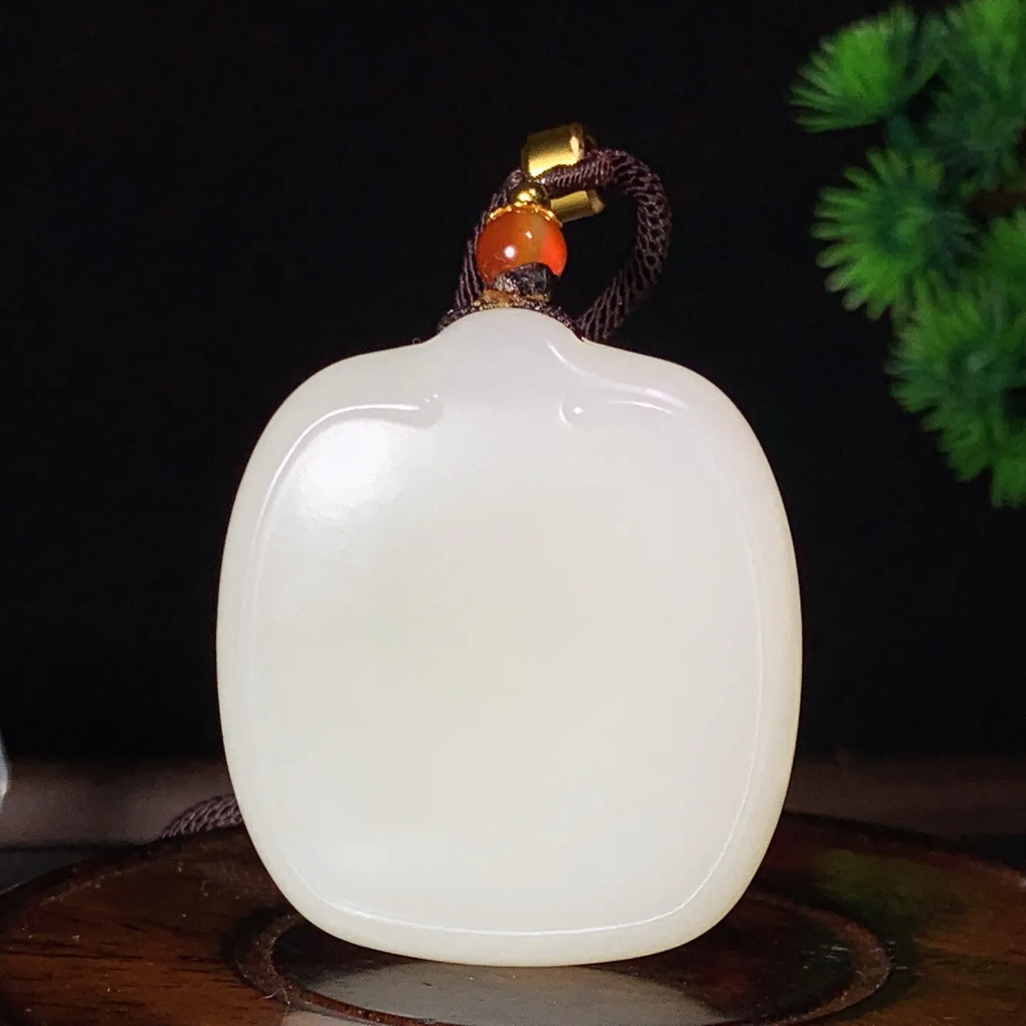 新疆和田玉羊脂白平安无事牌挂件 尺寸46/41/11重50.4克。玉质细腻油润。手推出油。佩戴高端典雅。lt260130