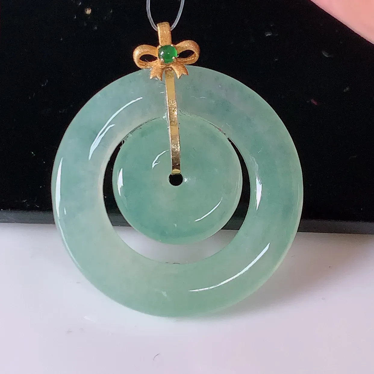 18K金镶嵌冰种翡翠平安母子扣吊坠，平安是福；翠色灵动，很美的料子，平安扣佩戴优雅迷人！#49.28