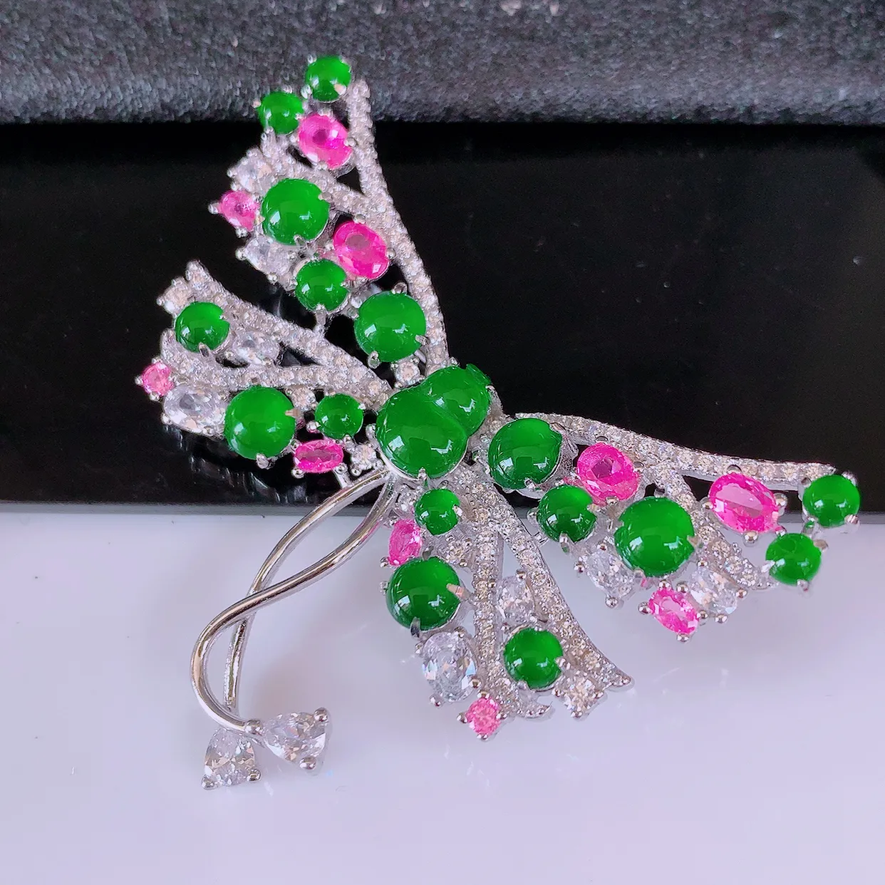 冰透满绿翡翠925银镶嵌蝴蝶结胸针，自然光实拍，翠色灵动，颜色漂亮，种老水足，品相佳，佩戴佳品！#97.25整体47.5*41.5*10.5葫芦裸石8*5