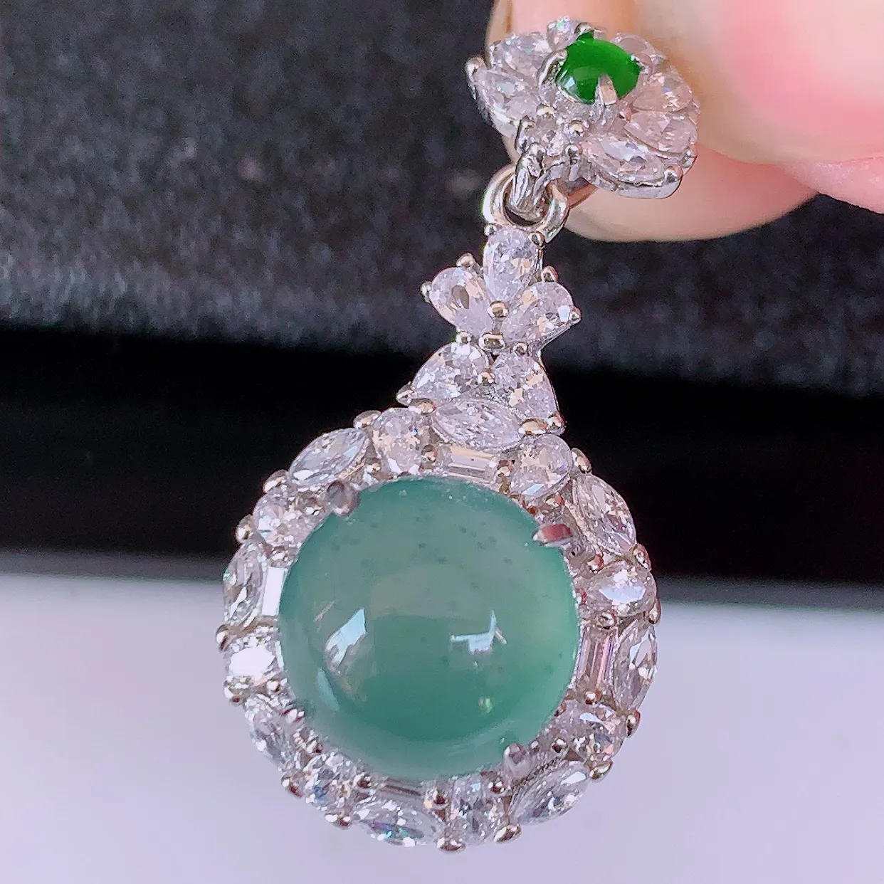 冰透满绿翡翠925银镶嵌吊坠，自然光实拍，翠色灵动，颜色漂亮，种老水足，品相佳，佩戴佳品！#97.2