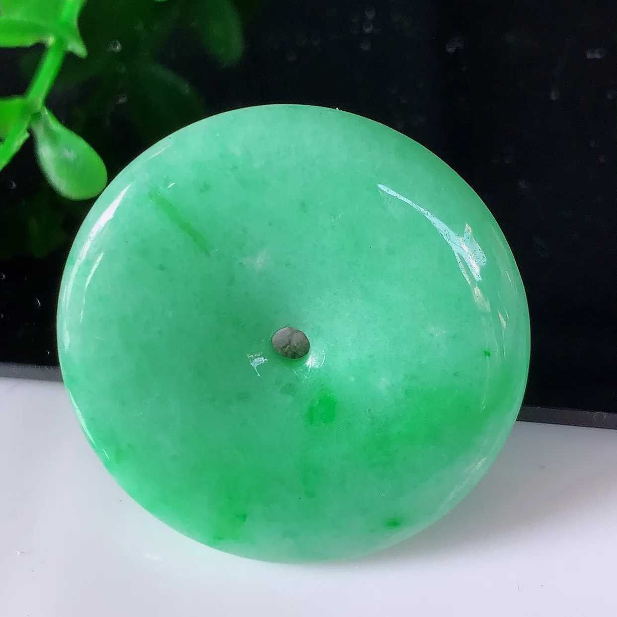 自然光实拍，冰润满绿飘花翡翠平安扣吊坠，平安是福，很美的料子，平安扣佩戴优雅迷人！#57.28