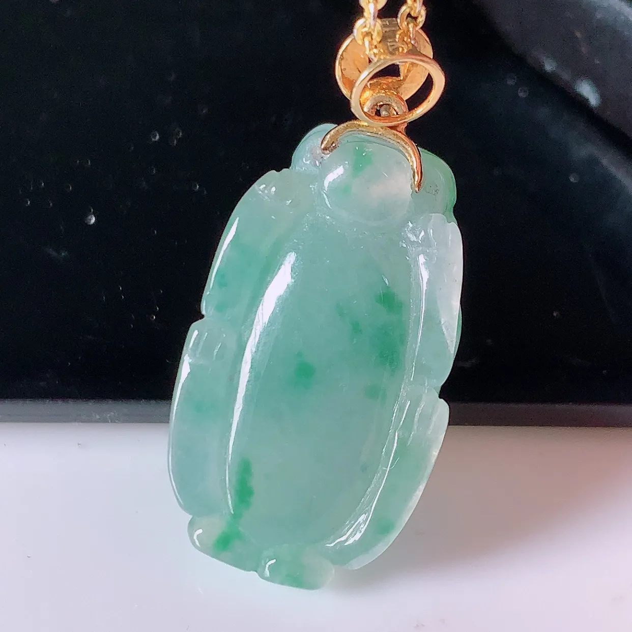 自然光实拍，18K金镶嵌冰飘花翡翠招财貔貅吊坠，民间有“一摸貔貅运程旺盛，再摸貔貅财运滚滚，三摸貔貅平步青云 ”的美好祝愿。#00.28整体27裸石23*13.5*10