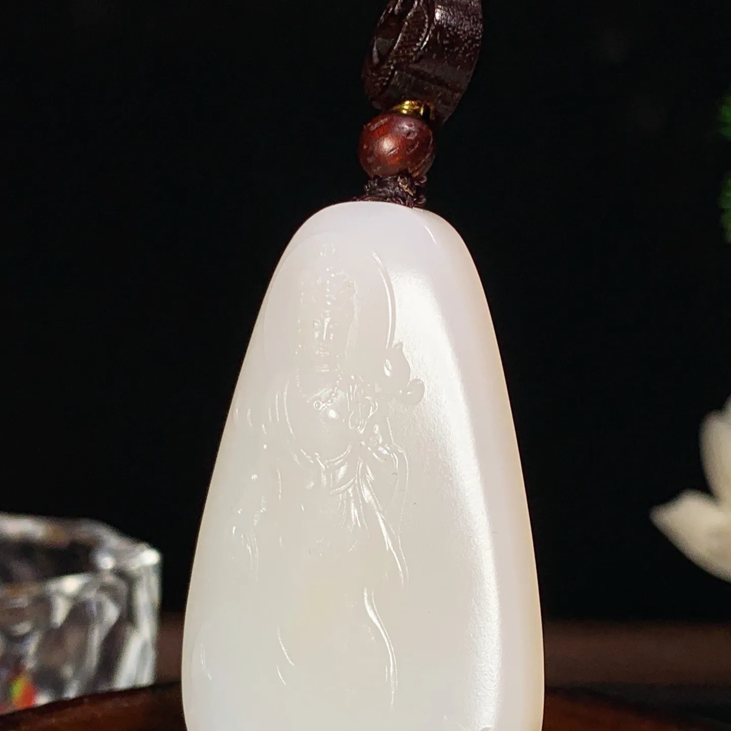 和田玉白玉羊脂白站观音牌子挂件 尺寸52/31/8重26克。玉质细腻油润。手推出油。佩戴高端典雅。lt260130