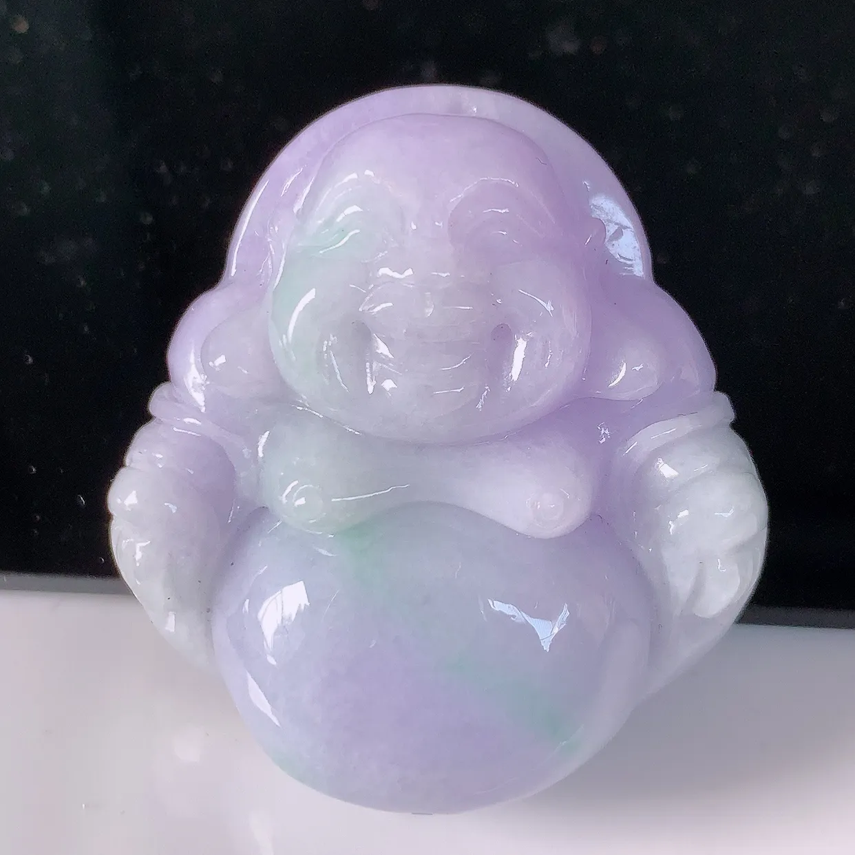 自然光实拍，冰润春带彩翡翠佛公吊坠，水灵起胶，翠色迷人，佛公在心中，一生平安，饱满圆润，开怀大笑佛公，配戴灵气十足！#46.28