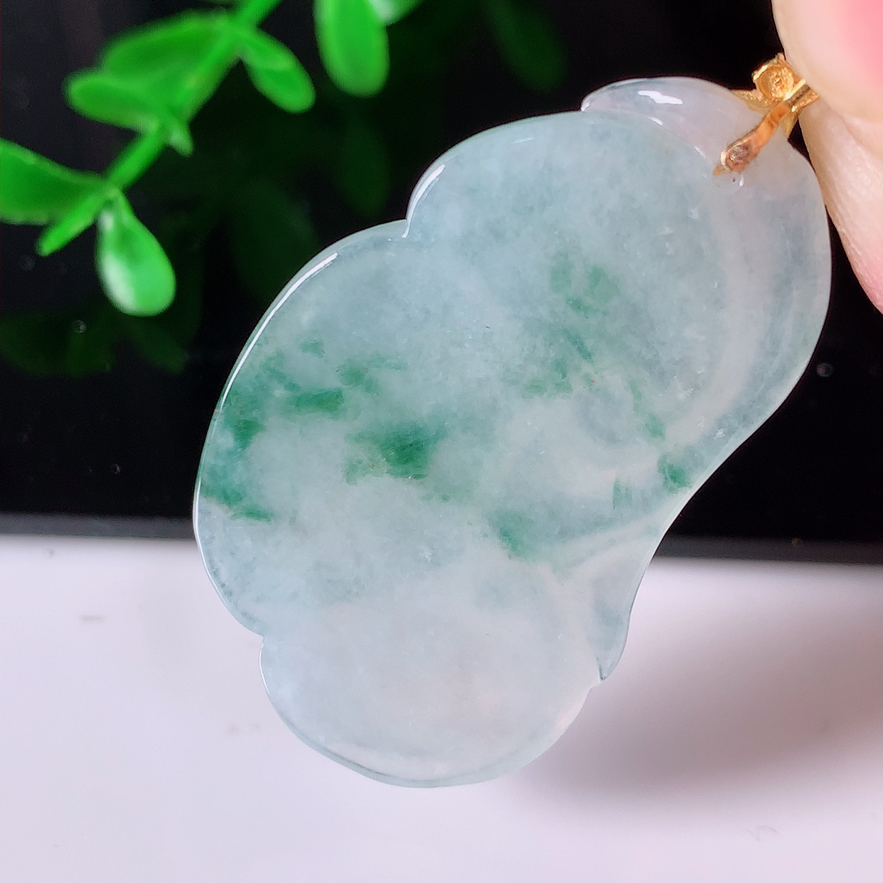 自然光实拍，18k金镶嵌冰种飘花翡翠如意吊坠，寓意顺心如意，事事如意，吉祥如意，细腻饱满，色泽鲜艳，称心如意佩戴优雅时尚！#41.28整体40.5裸石36*21*4.5