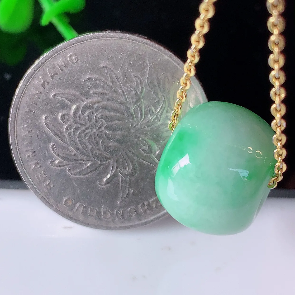 自然光实拍，水润飘绿翡翠路路通吊坠，寓意时来运转、财源滚滚，款式新颖时尚，日常百搭的款！配图银链#05.28