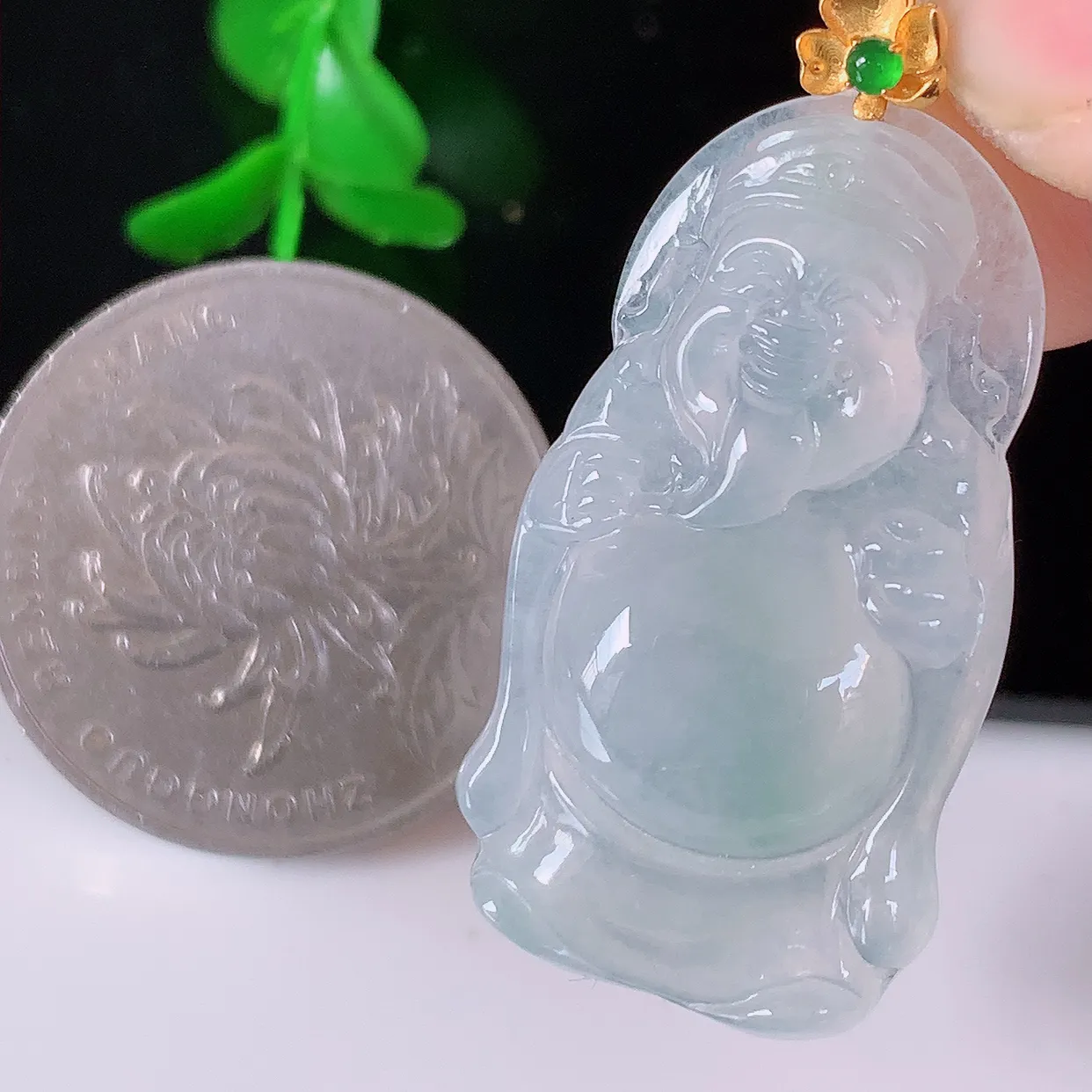 18k金镶嵌冰种翡翠招财财神爷吊坠，款式新颖时尚，日常百搭的款。清秀高雅，佩戴优雅高贵！#49.28