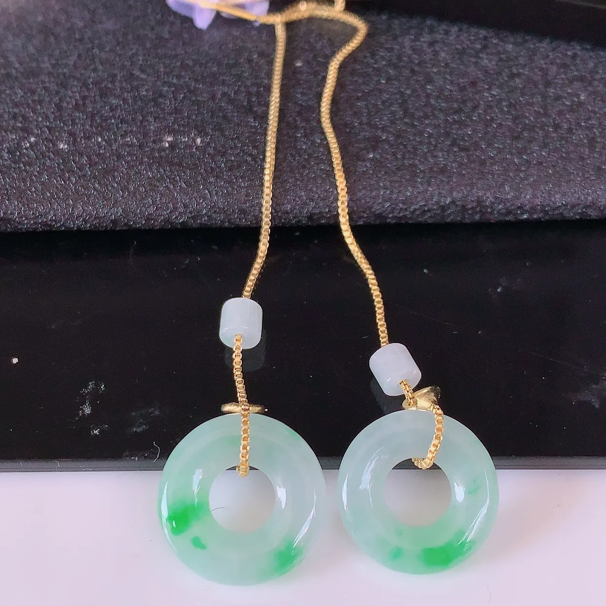 自然光实拍，冰种飘绿翡翠一对平安扣耳坠，翠色灵动，玉质细腻，颜色漂亮，品相佳，佩戴佳品！配图银线 #