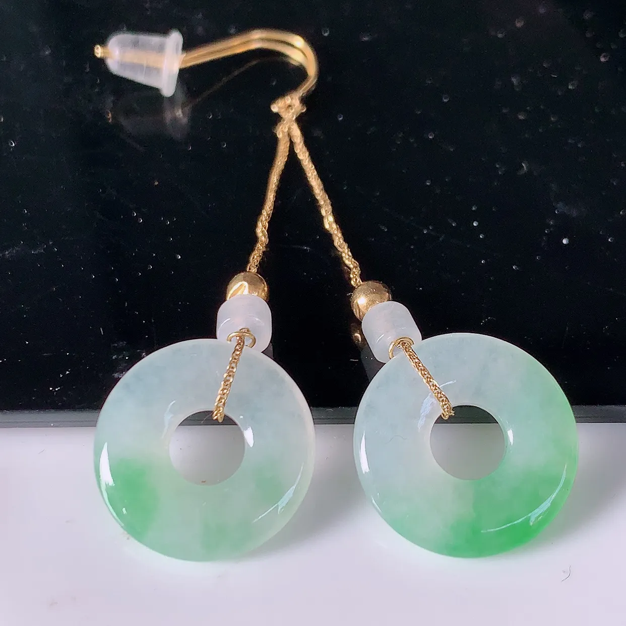 自然光实拍 18k金镶嵌翡翠耳坠，沁人心脾，豪华镶嵌而成，耳坠佩戴效果大气出众，尽显气质。种水好，胶感足，颜相当漂亮，高性价比，值得入手品鉴！#41.28耳坠整体长47.5裸石13.8*2.6