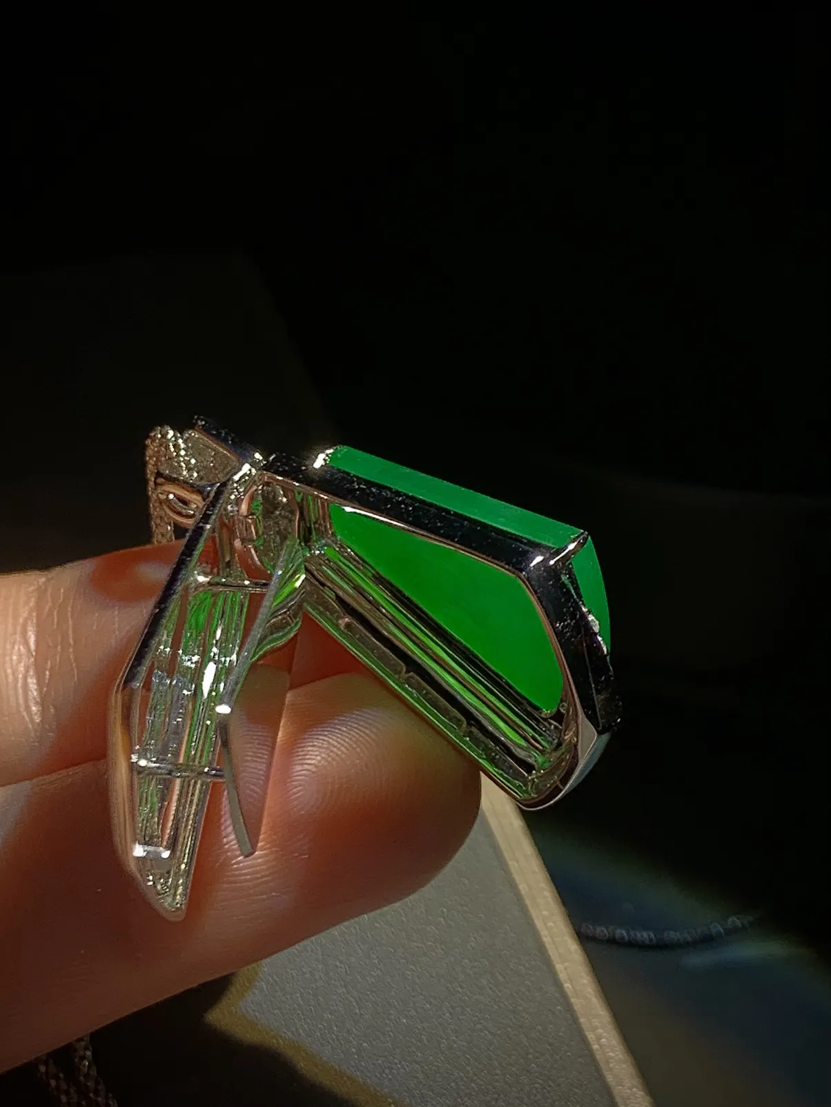绿无事牌子，裸石22.5-16.5-2.5mm，
整体37-21-9.5mm，9.7g，
18K金，南非钻，不配图链